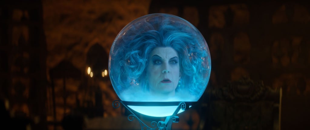 Jamie Lee Curtis als Madame Leota in einer Szene des Films „Geistervilla“.