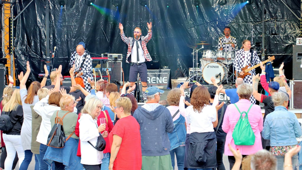 Zum dritten Mal gastierte die Partyband „Tänzchentee“ bereits auf der Freilichtbühne in Güsen.
