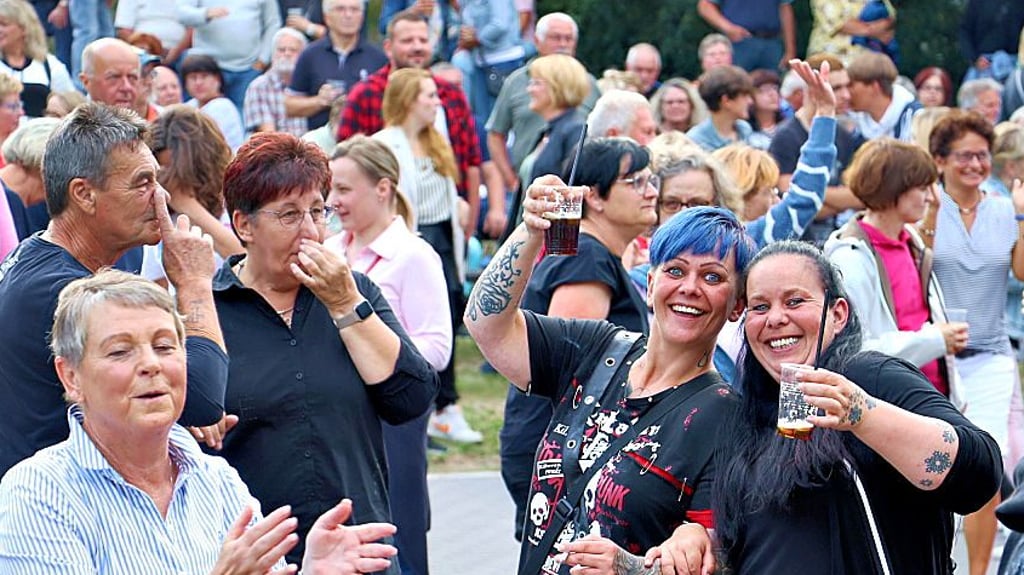Die rund 1000 Besucherinnen und Besucher an der Freilichtbühne waren guter Laune.