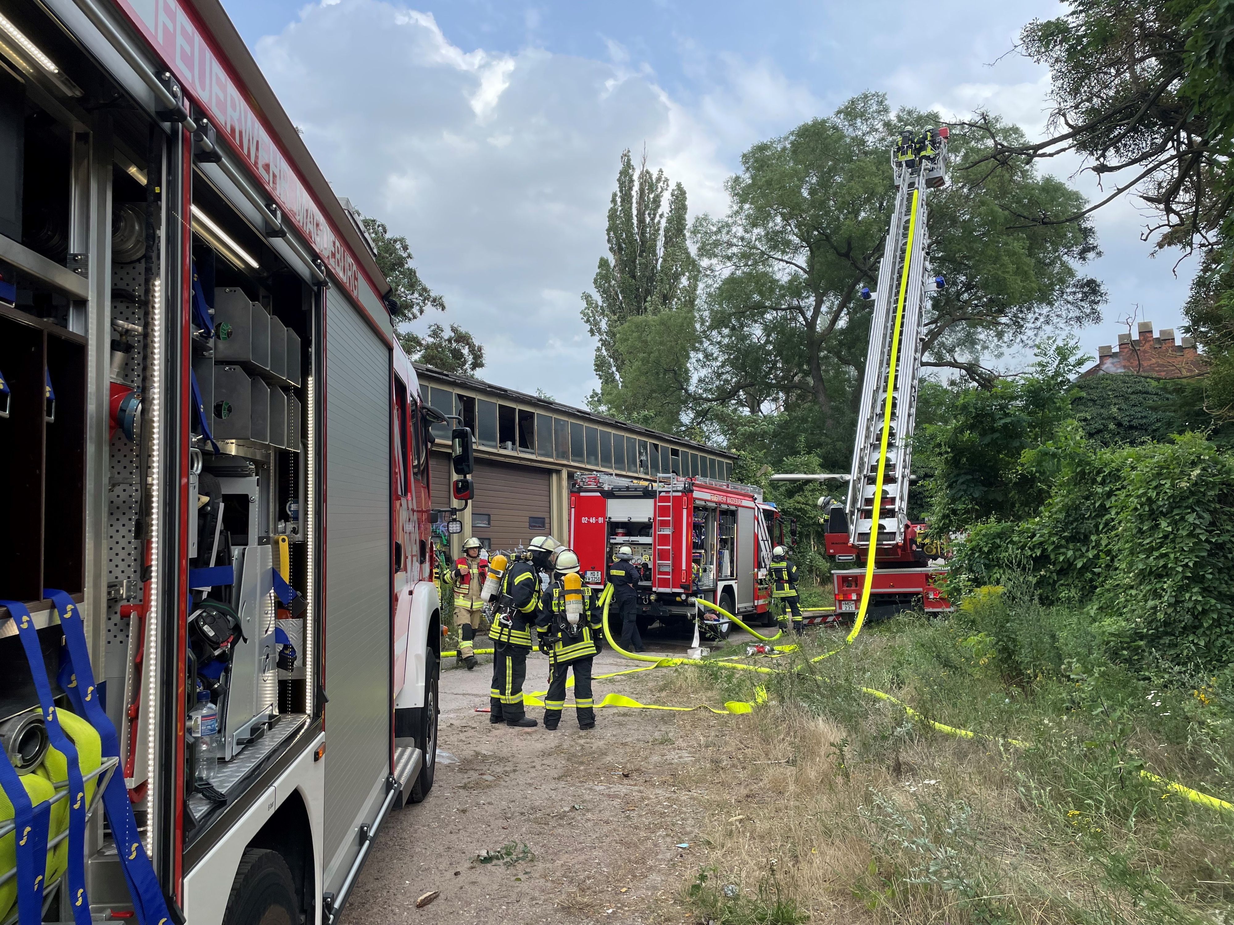 Feuerwehreinsatz: Feuer In Magdeburg: Alte Lagerhalle In Buckau In Brand