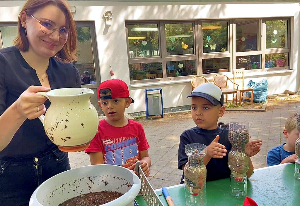 In der Sommer-Aktionswoche „bereisten“ die Kinder auch Afrika und bastelten mit Praktikantin Maria Fleischer Wasserfilter.