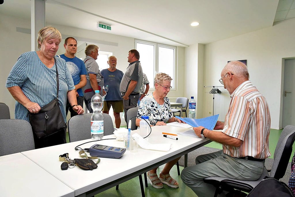 Rund ein Dutzend Personen nutzte gestern das Angbot des sächsischen AfU-Labors im städtischen Bauhof.
