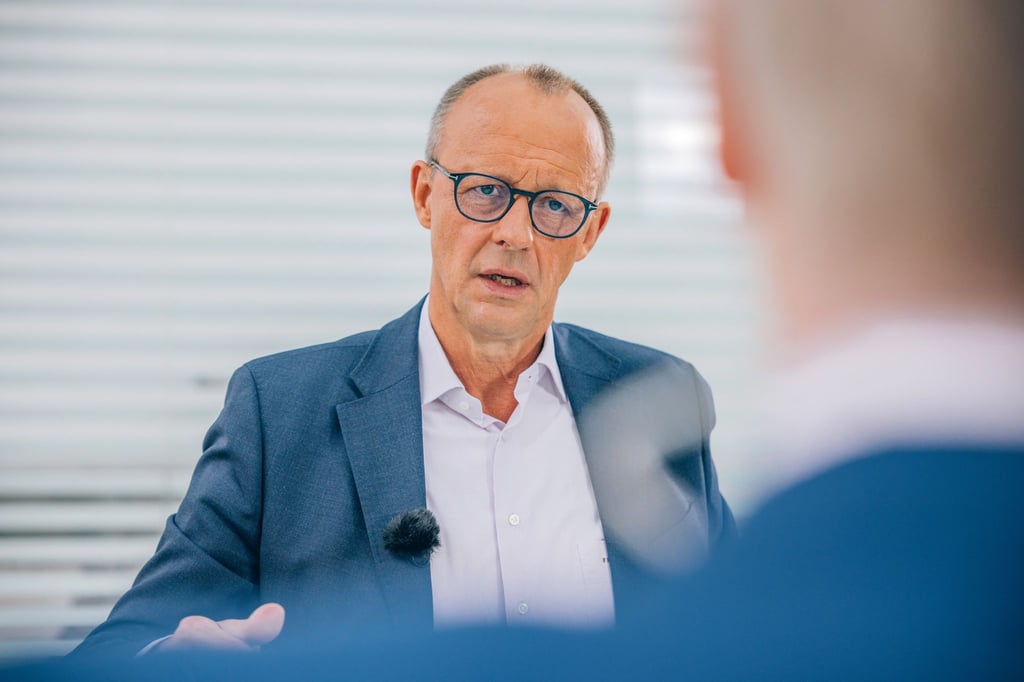 Der CDU-Vorsitzende Friedrich Merz (l) sitzt mit Moderator Theo Koll beim ZDF-Sommerinterview.