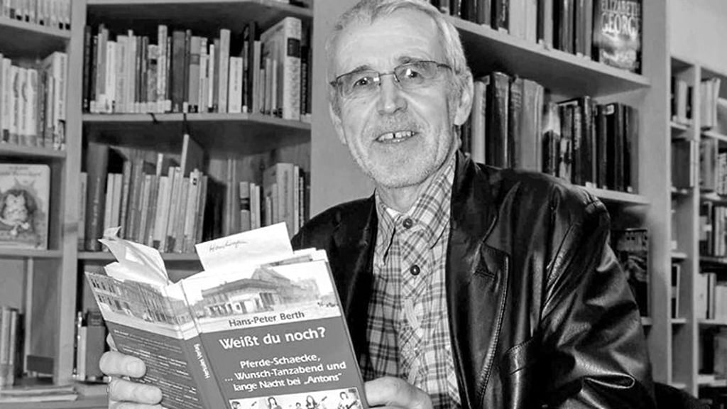Hans-Peter Berth mit einem seiner Bücher.