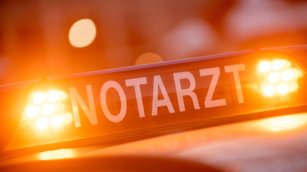Ein Dachschild mit der Aufschrift "Notarzt" steht auf einem Einsatzwagen eines Notarztes.