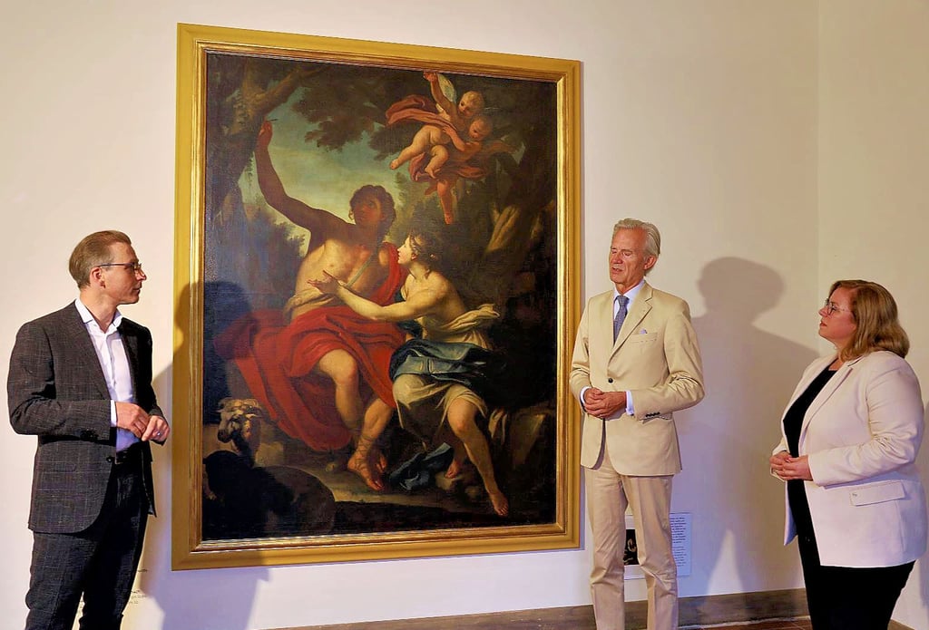 Das Gemälde „Angelika und Medoro bei den Hirten“ konnte vom Leiter des Kunstmuseums Moritzburg, Thomas Bauer-Friedrich (l.), an den Vertreter der Erbengemeinschaft der Familie von Anhalt als Eigentümerin, Wolf von Trotha, übergeben werden. Rechts Sammlungsleiterin Barbara Leven