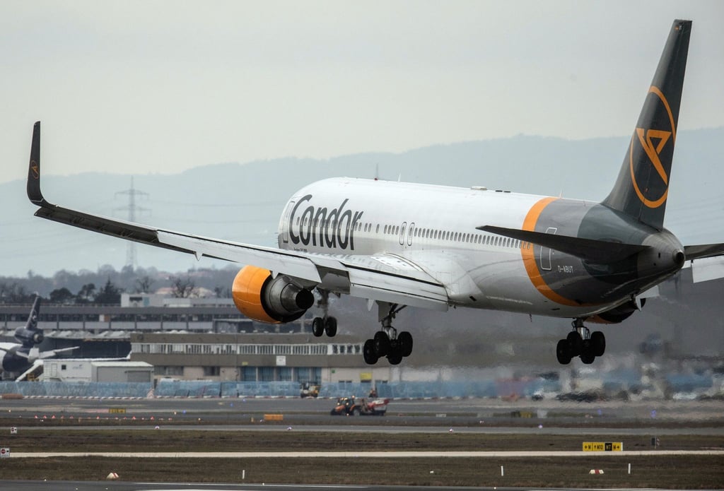 Ein Passagierflugzeug des Ferienfliegers Condor landet auf dem Flughafen.