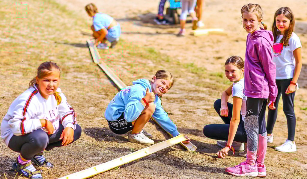 Sommercamp im Strandbad Obhausen: Für die Kinder gibt es zahlreiche Aktivitäten, zum Beispiel das Bauen einer riesigen Murmelbahn.