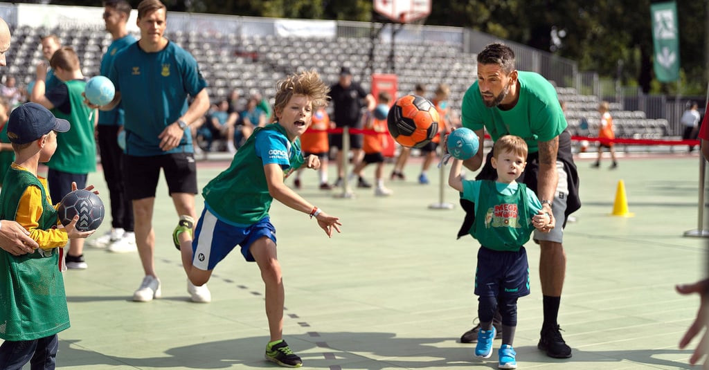 Auch SCM-Trainer Bennet Wiegert (r.) hatte am Sonnabend viel Spaß, den Kids in Aschersleben beim Training den einen oder anderen Trick mit dem Handball zu zeigen. Neuzugang Janus Smarason schaut genau hin, ob der Wurf so richtig war.
