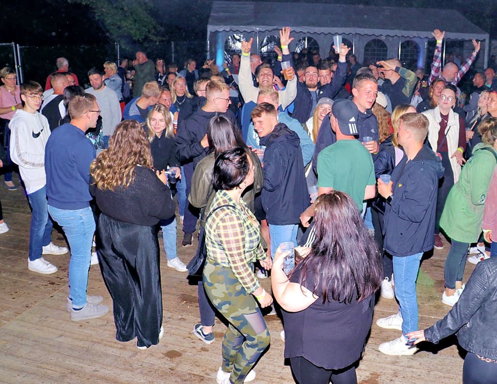 Die Tanzflächeam Ortsrand von Wohlenberg bei Osterburg im Kreis Stendal füllte sich im Laufe des Abends zusehends. Das Buschfest war auch in diesem Jahr eine gelungene Party.