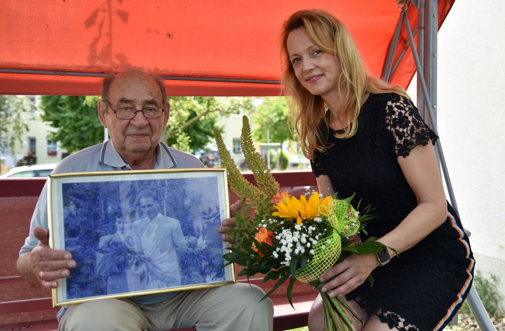 Wirtschaftsbeigeordnete Sandra Yvonne Stieger (r.) gratulierte Klaus Schmidt zu 70 Jahren gemeinsamer Ehe mit seiner Hedwig. Er zeigt ein Hochzeitsfoto der beiden, das 1953 entstanden ist.