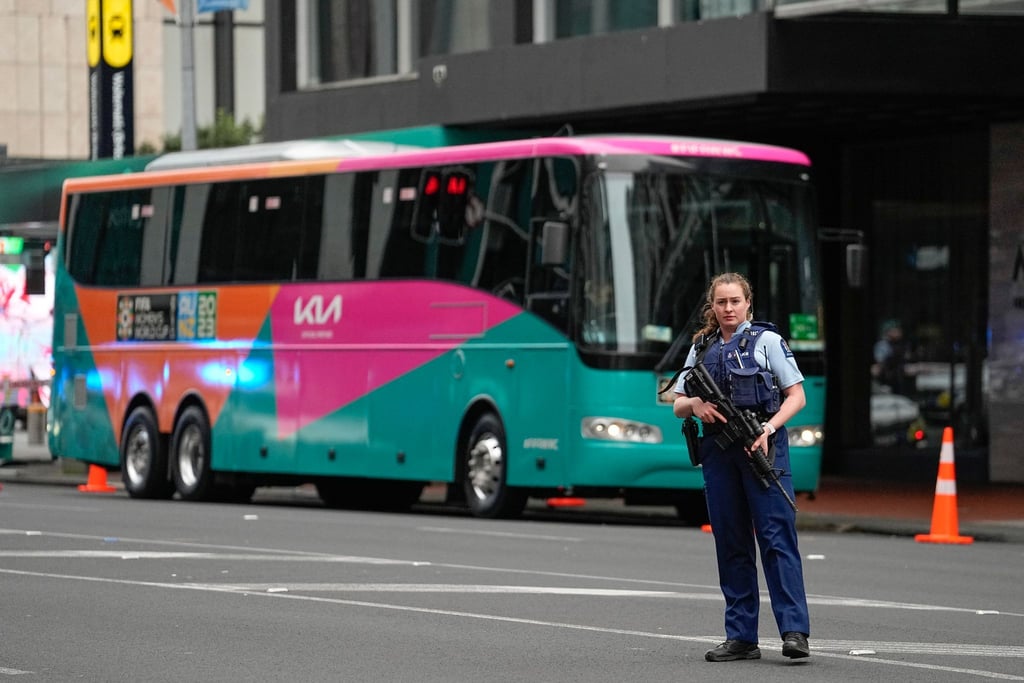 Eine Bewaffnete neuseeländische Polizistin bewacht in Auckland ein Hotel in Auckland.