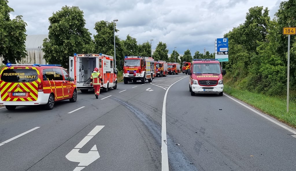 Die Feuerwehr rückte mit zahlreichen Einsatzfahrzeugen an.