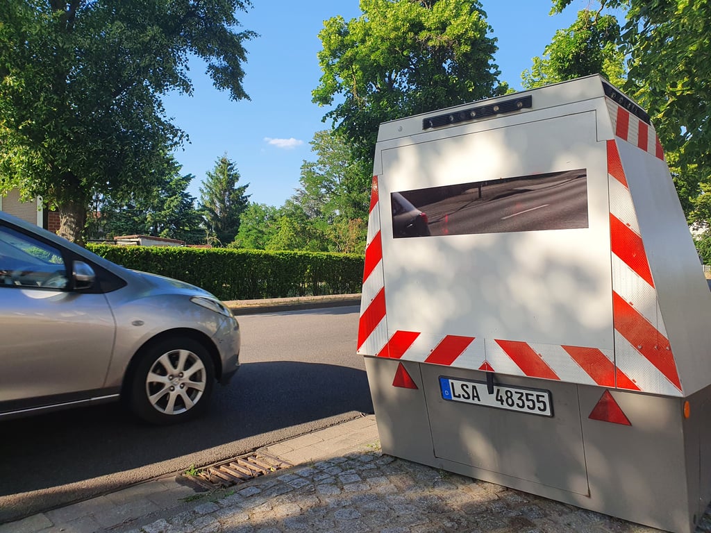 Blitzer an einer Straße in Sachsen-Anhalt: Manche Ministerien geben nach Verstößen alle Fahrerdaten an die Ermittler, andere Häuser gar keine.