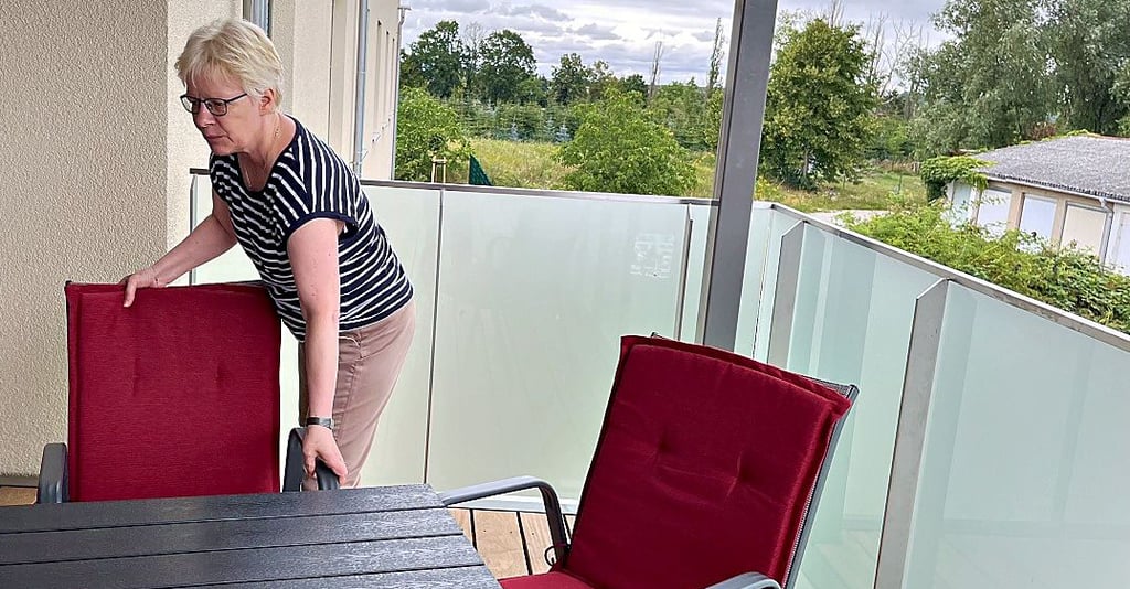 Heimleiterin Kathrin Rottig auf einem der großen Balkone im Obergeschoss. des neuen Tangermünder Pflegeheims Dorthin können Bewohner geschoben werden, die im Bett liegen.