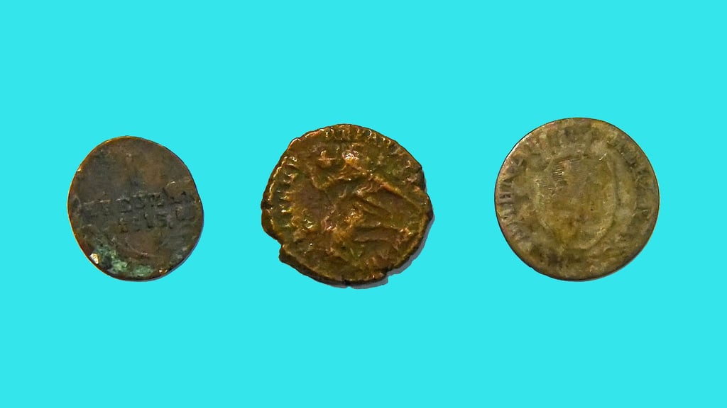 Eine Württembergische Ein-Kreuzer-Münze von 1813, ein spätrömischer Klein Follis (Cententialis) von 337 und eine Drei-Kreuzer-Münze aus Nassau von 1828 (von links) sind Teil des Münzfundes aus dem Grauen Hof, der dem Ascherslebener Museum im Herbst übereignet wurde und nun virtuell einsehbar ist.