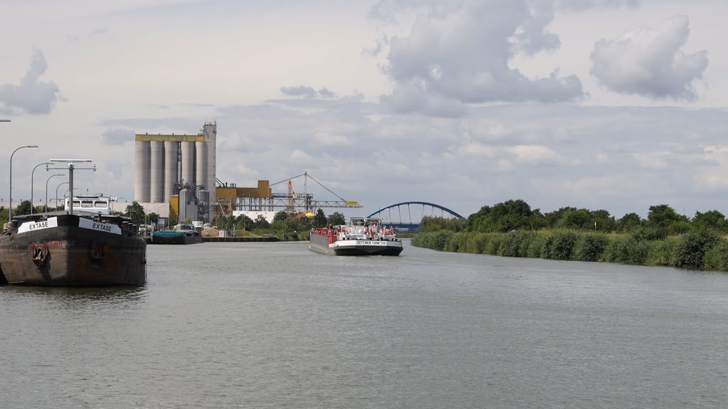 Erst wenn Leerrohre unter dem Mittellandkanal verlegt, Glasfaserkabel eingeblasen und verbunden sind, ist der Lückenschluss für das kommunale Breitbandnetz der Niederen Börde geschafft.