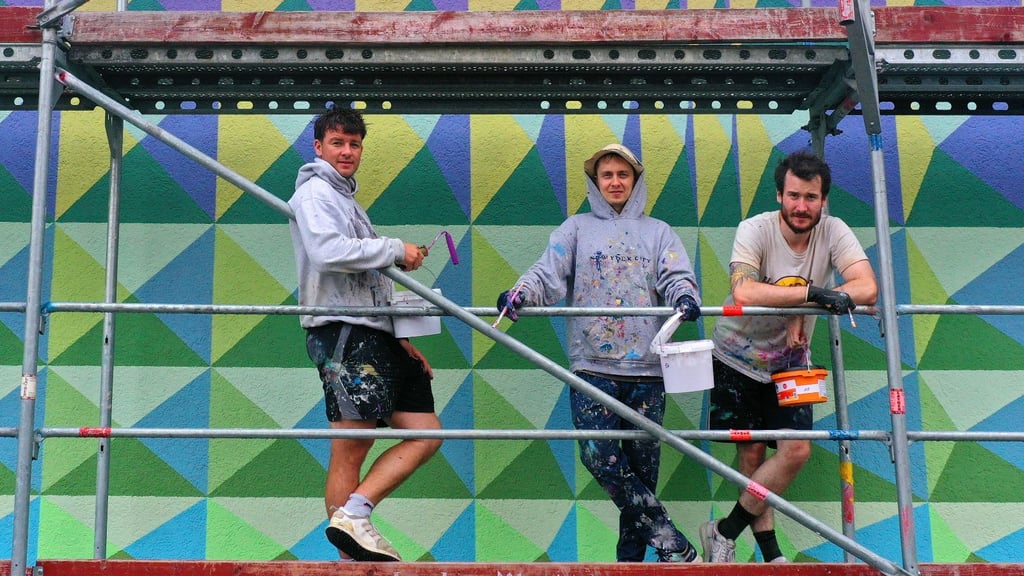 Jaro Seemann, Danilo Halle und Jan Lütgert (v.l.) gestalten auch noch in den nächsten Tagen eine Hauswand an einem Neustädter Wohnhaus.