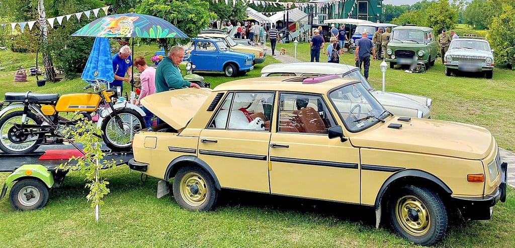 Zahlreiche historische Fahrzeuge wurden auf dem Freigelände des Puppenmuseums Nienhagen präsentiert.