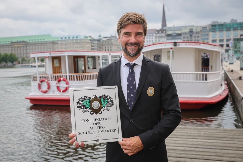 Boris Herrmann, Weltumsegler und neuer Ehren-Alster-Schleusenwärter, steht an der Binnenalster.