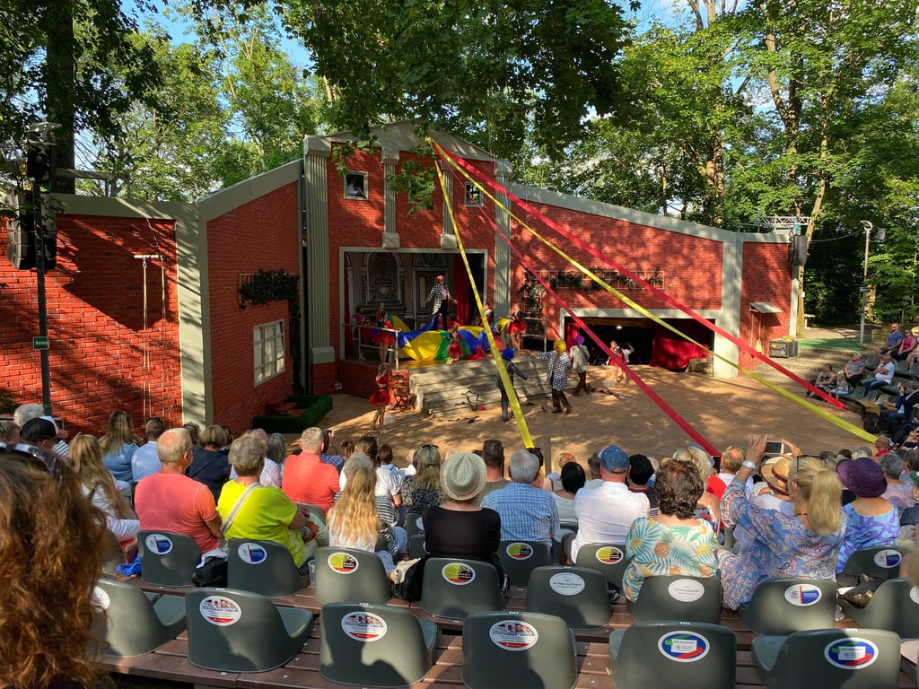 Am Sonntag fand die letzte Vorstellung des 25. Schönebecker Operettensommers statt. Der Applaus verebbt – Zeit, um Bilanz zu ziehen. Wie das Open-Air-Spektakel verlief, resümiert Anita Bader, Geschäftsführerin der Mitteldeutschen Kammerphilharmonie, im Gespräch mit der Volksstimme.