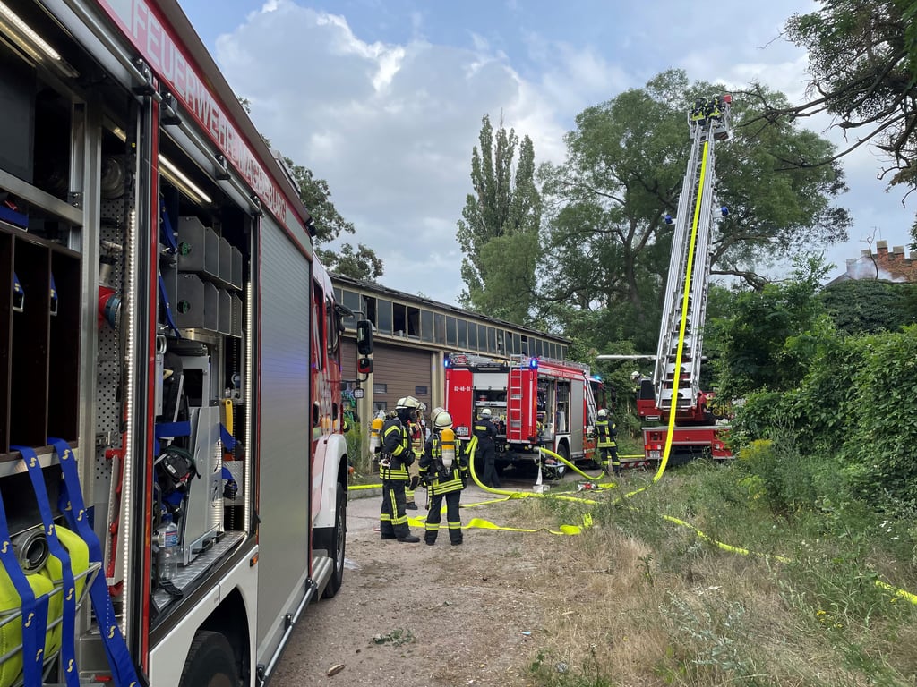 In Magdeburg-Buckau brannte am Montag (24. Juli 2023) eine alte Lagerhalle. Für die Einsatzkräfte der Feuerwehr war es nicht einfach, an den Brandort heranzukommen. Zum Einsatz kam deshalb auch eine Drehleiter.