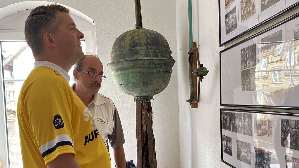 Minister Sven Schulze (vorn) lässt sich von Museumschef Uwe Krebs die Sonderausstellung im Heimatmuseum erläutern und einmal durch das ganze Haus führen.