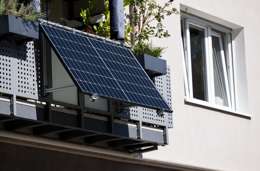 Stecker-Solaranlagen für den Balkon können die eigene Stromrechnung senken. Die Anschaffung wird in manchen Ländern, Landkreisen oder Kommunen bezuschusst.