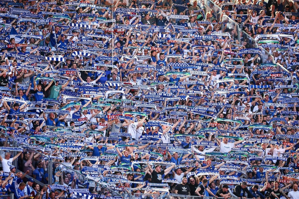 Die Fans des FC Schalke 04 feuern ihre Mannschaft ab Freitag wieder in der 2. Liga an.