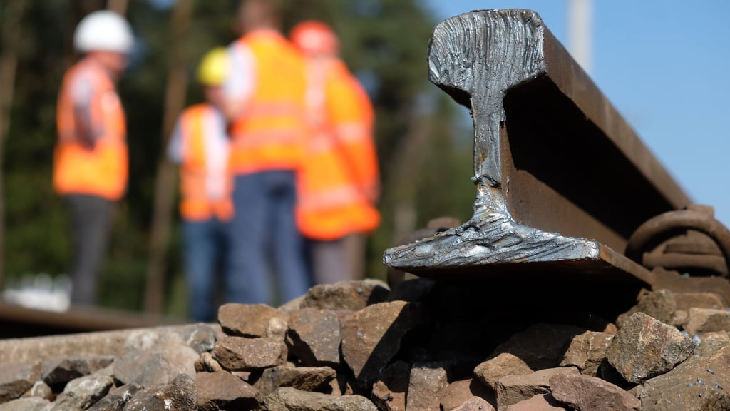 Bei Köthen werden neue Gleise verlegt. Das wird den Bahnverkehr zwischen Halle und Magdeburg deutlich beeinträchtigen.