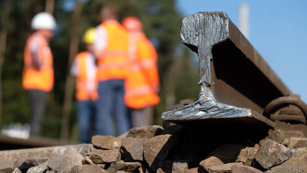 Bei Köthen werden neue Gleise verlegt. Das wird den Bahnverkehr zwischen Halle und Magdeburg deutlich beeinträchtigen.