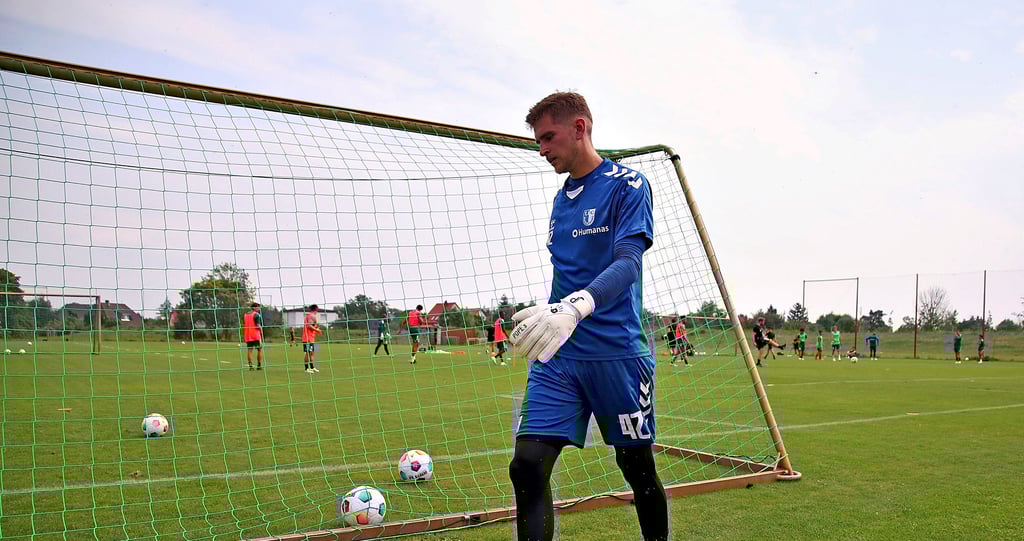 Sein Kaderplatz beim FCM gegen Wiesbaden ist fraglich: Julian Pollersbeck.