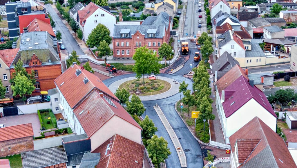 Blick auf die große Kreisel-Baustelle in Osterburg am der B 189 im Kreis Stendal. Die Arbeiten, die am 6. Juli begonnen haben, kommen gut voran. Die Sperrung des zentralen Verkehrsknotenpunktes soll wie geplant bestehen bleiben.