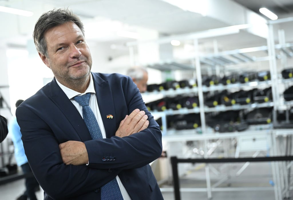 Vizekanzler und Bundesminister für Wirtschaft und Klimaschutz Robert Habeck bei einem Unternehmensbesuch.