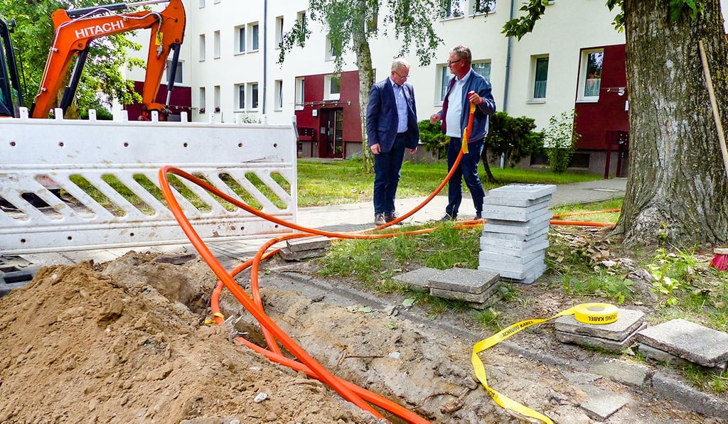 Marco Gleau informiert OB Armin Schenk (v.r.) über den Ausbau.