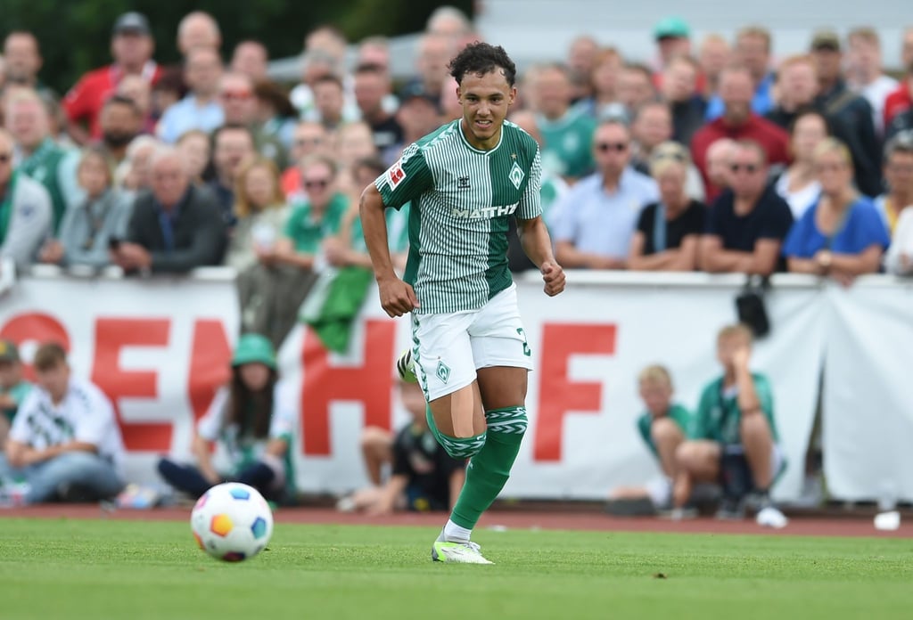 Werders Lee Buchanan am Ball.