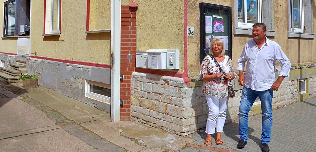 Manfred Stock mit seiner Frau Anett vor dem alten Stasi-Gebäude.