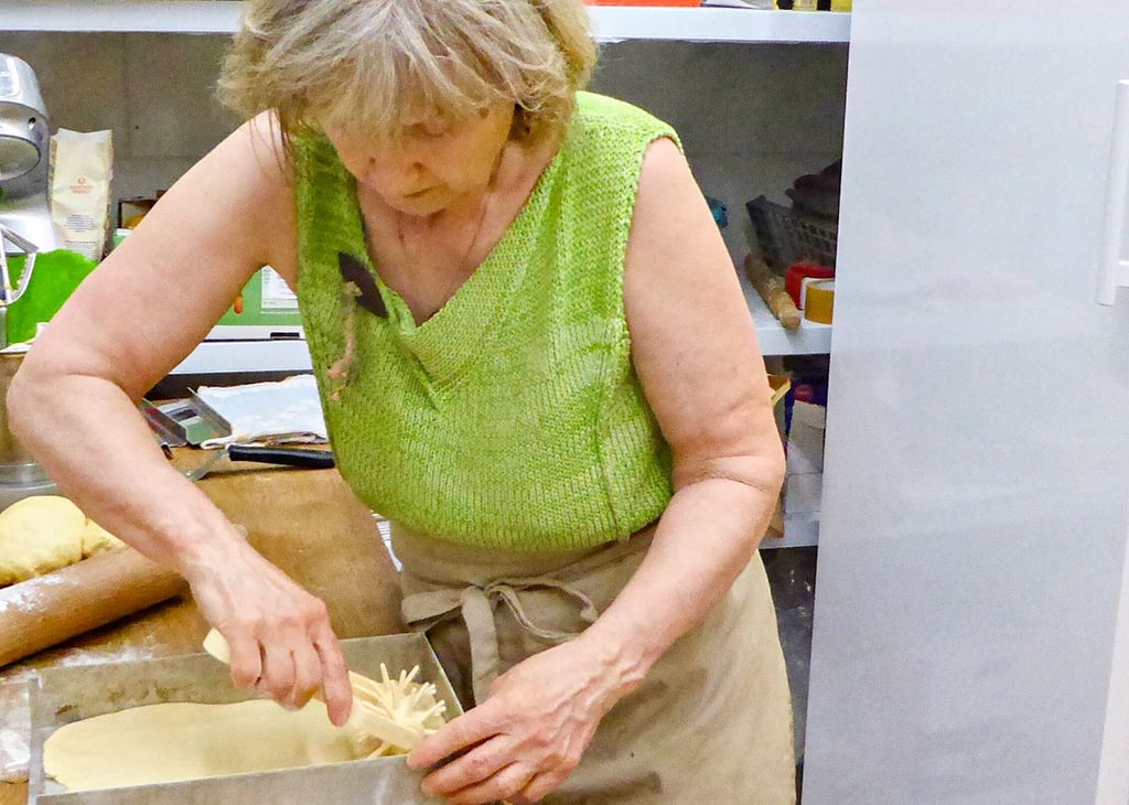 Silvia Hennwald bereitet in ihrer Backstube in Kembergs Ortsteil Rackith einen Teig für Kuchen vor.