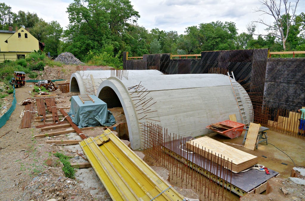 Zwischen den beiden Kolken am Rande des Schlossparkes Neugattersleben nimmt die neue Gewölbebrücke Formen an.