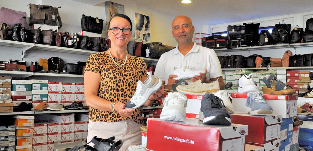 Birgit Krause und Nirmal Chandi in der Genthiner Filiale von Bossman-Schuhe.