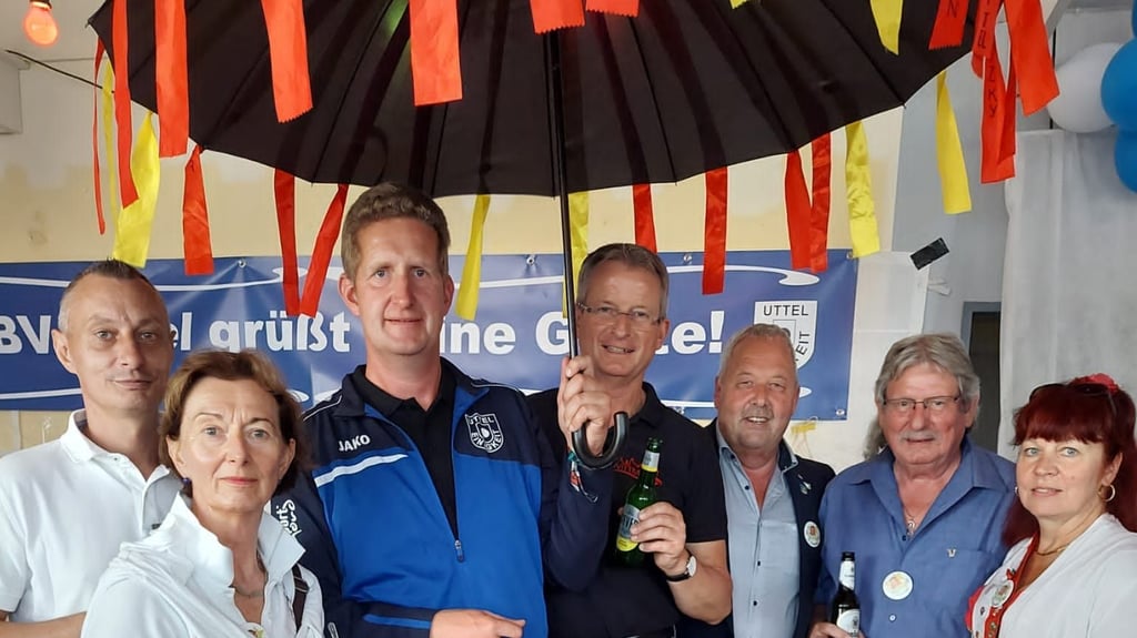 Haben den Schirm an den Schirmherren Helge Eilts (3. von links) übergeben: Patrick Säuberlich, Annemarie Keindorff, Wittmunds Bürgermeister Rolf Clausen, Holger Kirchhoff vom Schießkreis Harle, Franz-Ulrich Keindorff sowie Cornelia Kaufmann (von links).