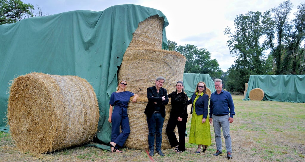 Die Gastgeber Kristin Bauer (von links), Festspiel-Intendant Reinhard Seehafer, Elisabeth Stehwien, Carmen Seehafer vom Festspiel-Büro und Olaf Stehwien, Eigentümer des Wittenmoorer Herrenhauses nebst Park, freuen sich auf die drei Konzerte in der 3,60 Meter hohen Strohballen-Arena, die einen Durchmesser von 38 Meter hat.