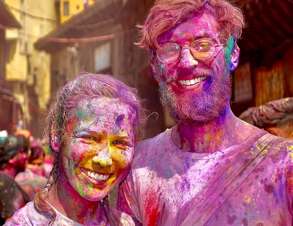 Die zwei Magdeburger beim Holi Festival in Indien.