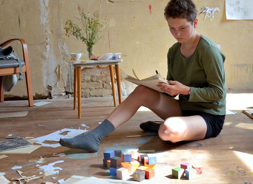 Daria Pauke lässt im Atelier im alten Gericht ein Buch mit eigenen Texten und Illustrationen entstehen.