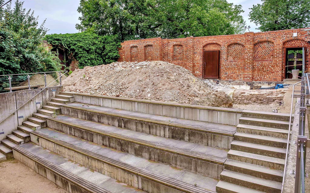 Oberhalb des Amphitehaters hinter dem Lutherhaus Wittenberg untersucht das Landesamt für Archäologie den Boden.