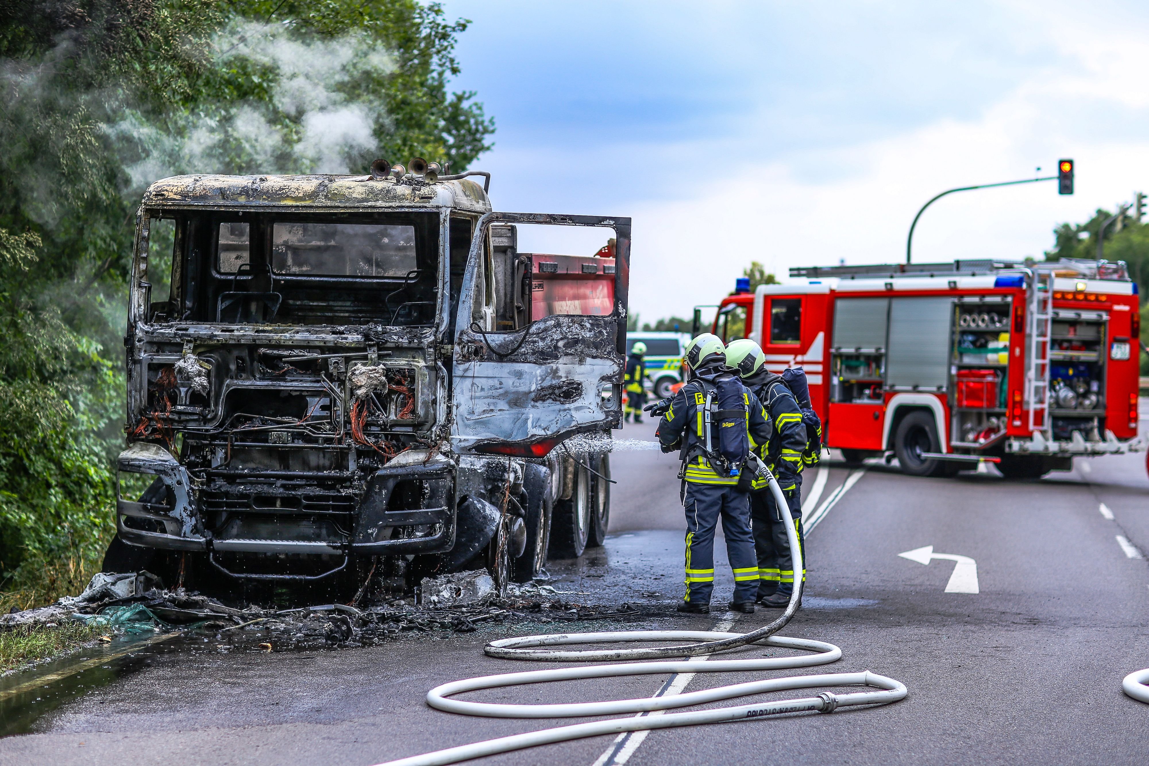 FEUERWEHR IM EINSATZ: Brennender Lkw Sorgt Für Vollsperrung Der L183 ...