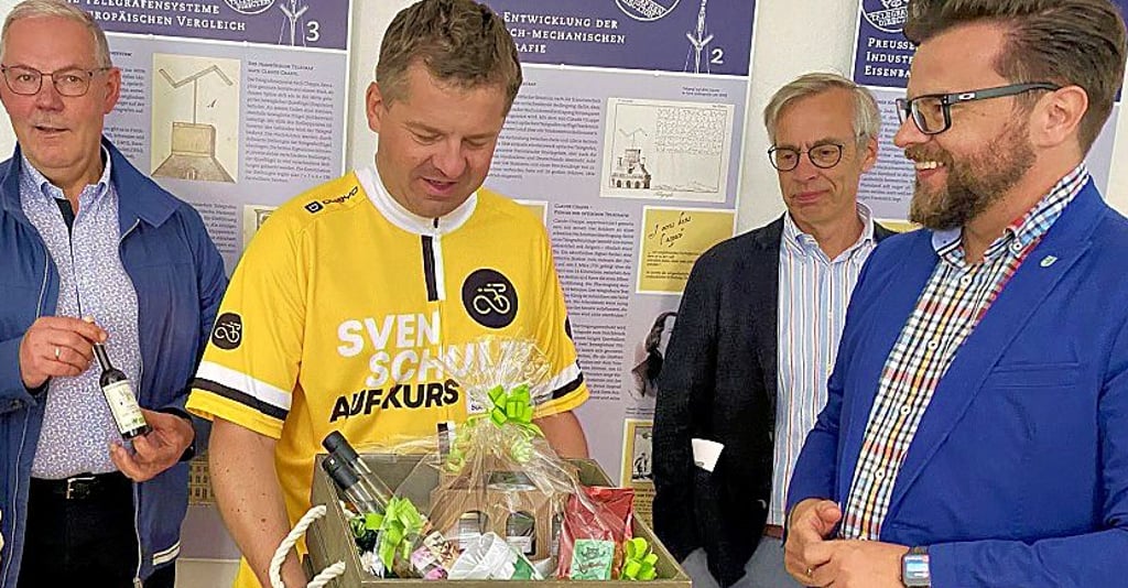 Maik Berger (rechts) übergibt eine Kiste voller Huy-Schätze an den Minister (Mitte).