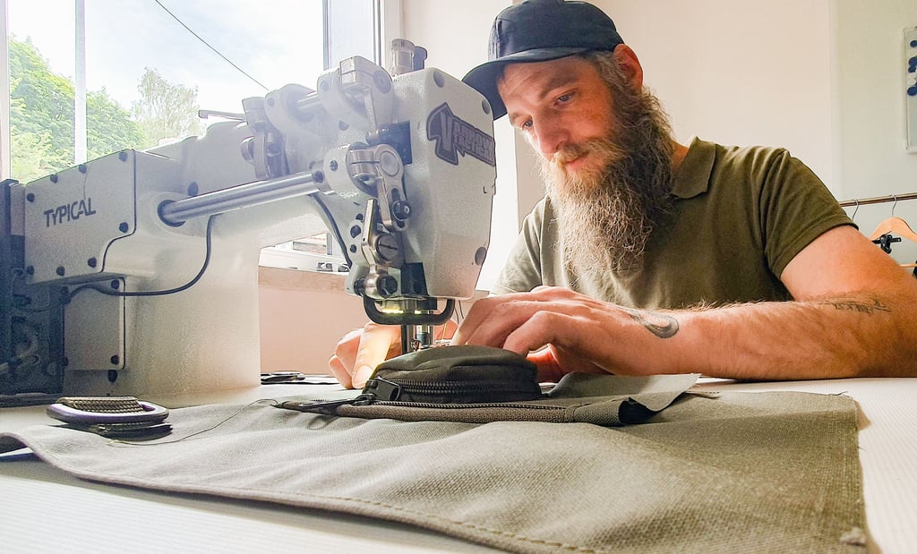Das Nähen hat sich Patrick Campbell selbst beigebracht. Vor ein paar Monaten ist sein Shop für Outdoor-Ausrüstung online gegangen.