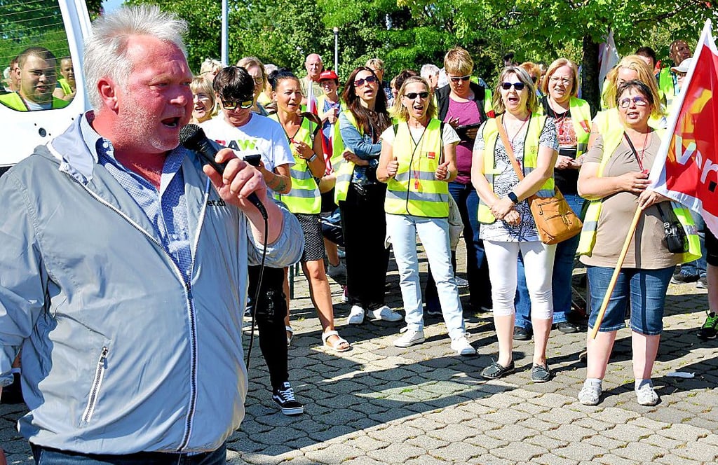 Verdi-Vertreter Torsten Furgol bei einer Kundgebung vor dem Hermes-Standort an der Hamburger Straße in Haldensleben.