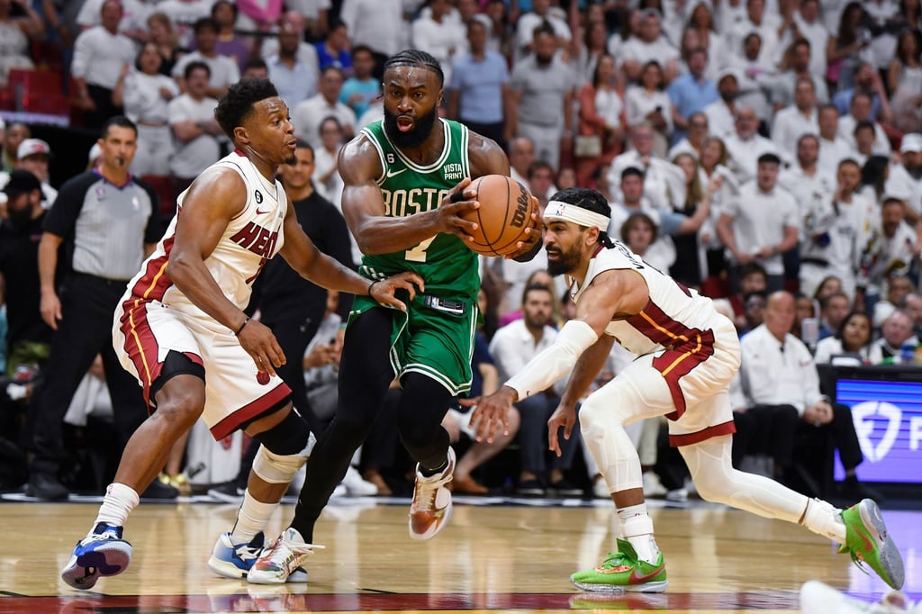 Celtics-Star Jaylen Brown (M) erzielte in der vergangenen Saison mehr als 26 Punkte im Schnitt.